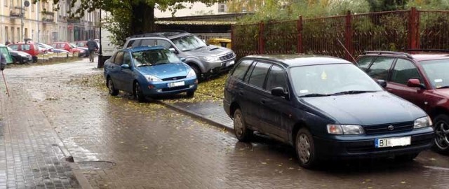 Kierowcy potrafią zrobić parking z chodnika i trawnika.