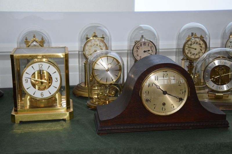 W radziejowskiej bibliotece czas mijał na... oglądaniu starych zegarów