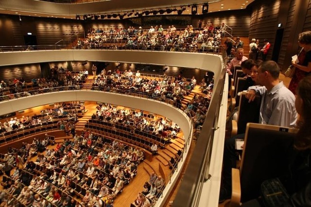 Sala Narodowego Forum Muzyki licznie wypełniła się melomanami.