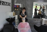W Sosnowcu otwarte salony fryzjerskie. Fryzjerzy stosują się do nowych zasad, a dostanie się do fryzjera może być wyzwaniem