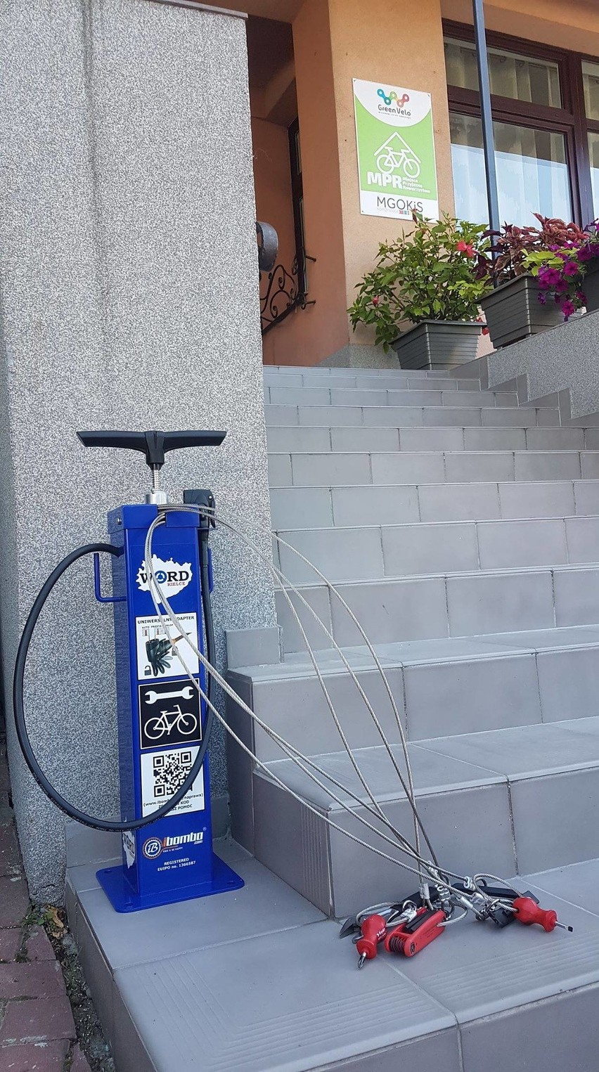Stacja naprawy rowerów została zamontowana przed budynkiem domu kultury w Koprzywnicy 