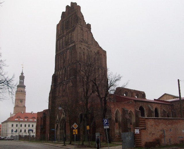 Gmina miejska otrzymała 35 tys. zł z Urzędu Marszałkowskiego na zabezpieczenie okien w ruinach kościoła św. Mikołaja.