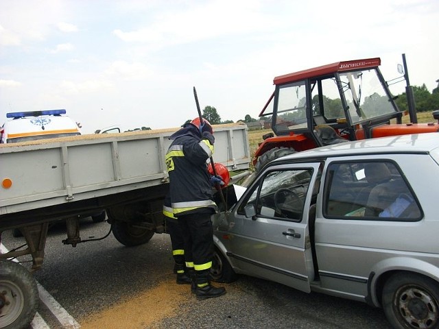 Volkswagen wjechał w przyczepę ciągnika. Lekko ranna została pasażerka osobówki.