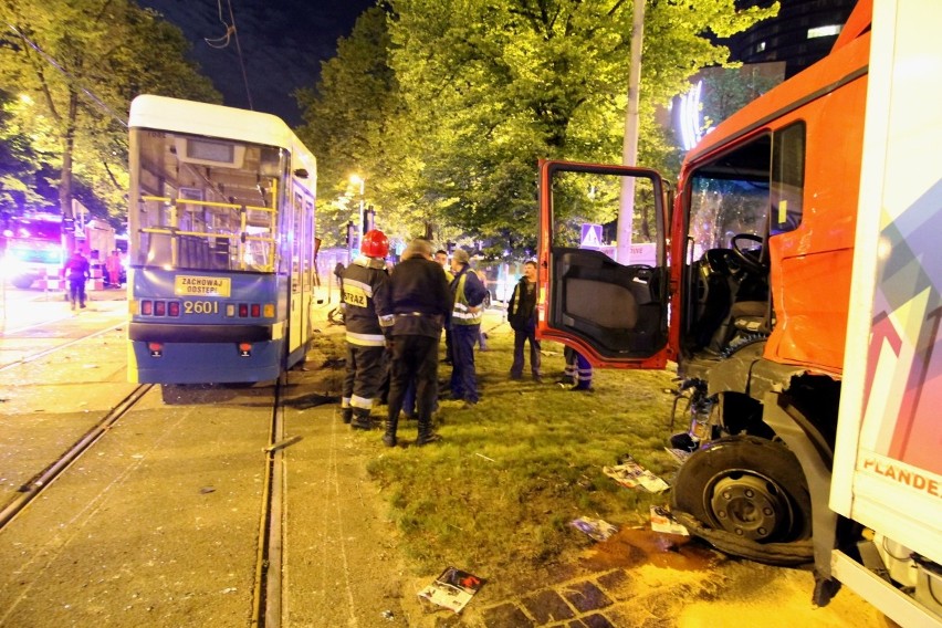 Wrocław: Przy Sky Tower tramwaj zderzył się z ciężarówką (ZDJĘCIA)