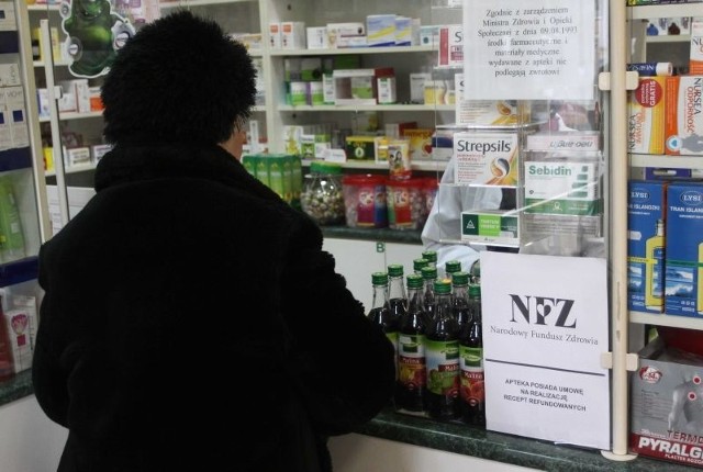 W aptekach powodzeniem cieszą się preparaty łagodzące objawy przeziębienia.