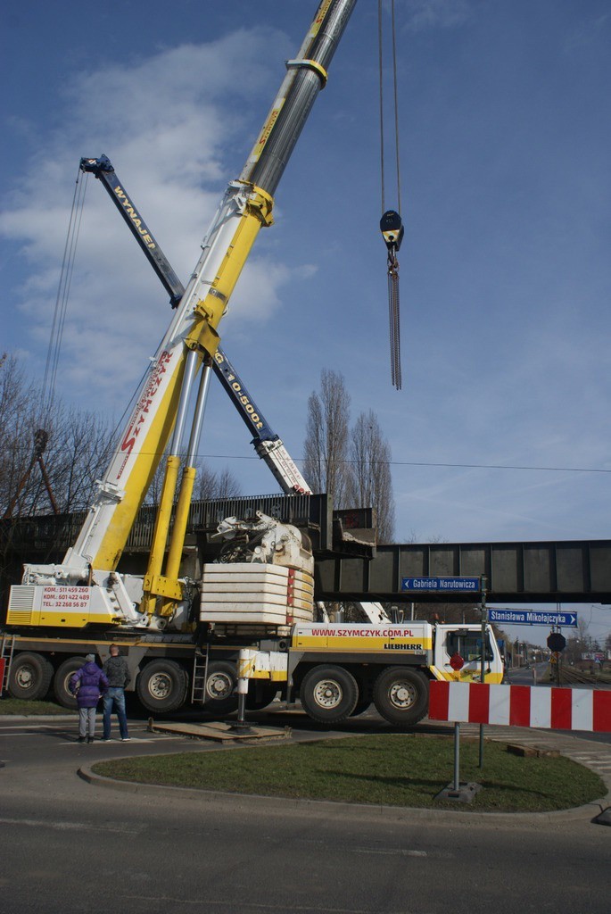 Trwa wyburzanie starego wiaduktu kolejowego nad ulicą...