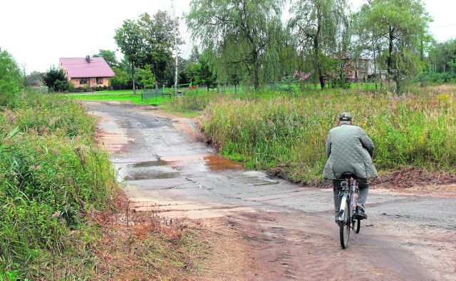Na czas remontu mieszkańcy gminy Grębów i ościennych miejscowości muszą liczyć się z utrudnieniami. Wykonano prowizoryczną drogę w sąsiedztwie i specjalne przejście dla pieszych.