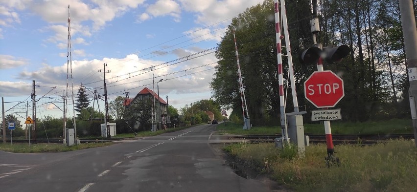 Znak stop na przejeździe kolejowym w Nowej Soli pojawił się...