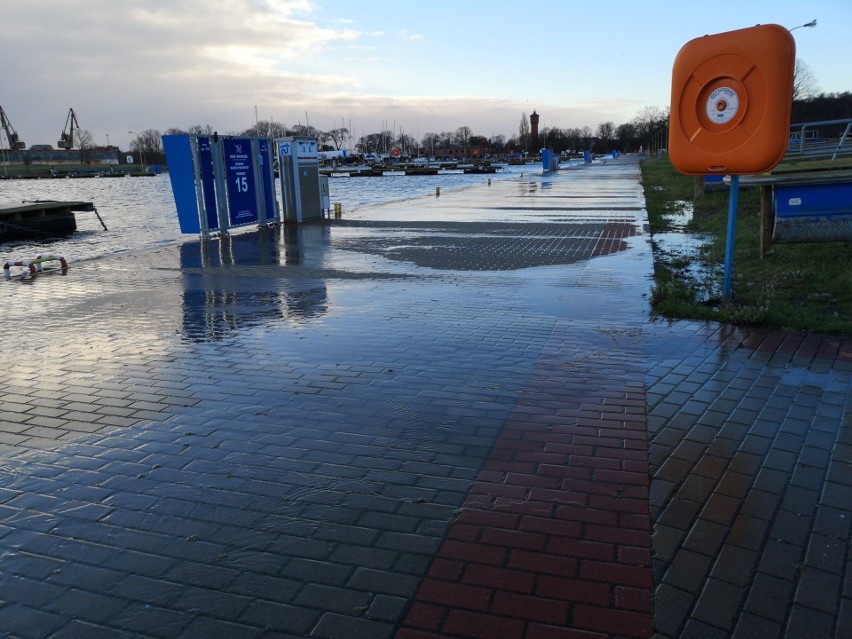 Sztorm spowodował, że ulice przy kanale portowym w Świnoujściu są zalane. Morze zabrało plażę [ZDJĘCIA]