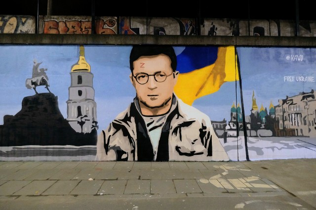 W ubiegłym tygodniu na jednej ze ścian przy ulicy Hetmańskiej pojawił się wizerunek Władimira Putina w roli Voldemorta. Mural autorstwa Kawu po kilku dniach jednak zniknął. Teraz w jego miejscu pojawił się nowy, również nawiązujący do serii Harry Potter. W roli bohatera przedstawiony został prezydent Ukrainy Wołodymyr Zełenski.Zobacz zdjęcia --->