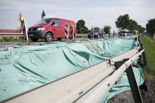 Zapadlisko powstało przed kilkoma tygodniami w okolicach mostu nad rzeką Swornicą na wyje&#376;dzie z Opola.