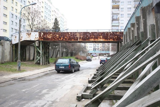 Do końca marca ma zostać rozebrana kładka łącząca budynki przy ulicy Komandosów 2 i 4 na osiedlu Ustronie w Radomiu.