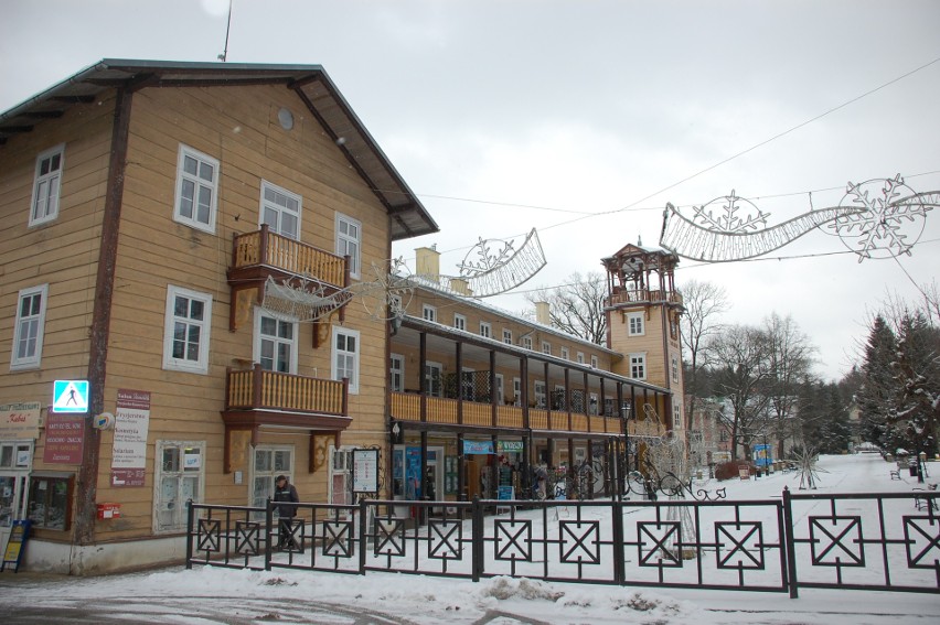 Centrum Iwonicza Zdroju w zimowej scenerii