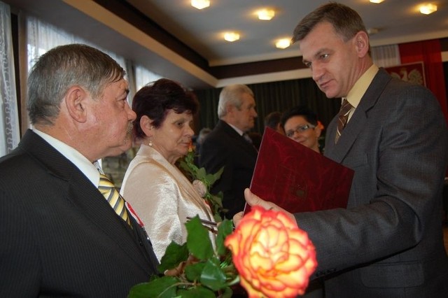 Władysławie i Stanisławowi Ulatowskim, mieszkańcom Rozwarzyna, gratulował otrzymanych medali m.in.   Sławomir Napierała, nowy burmistrz Nakła.