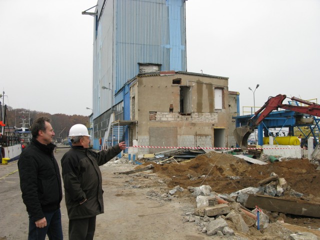 Od lewej Andrzej Walaszczyk i Jerzy Rapsiewicz przyglądają się rozpoczętym wczoraj pracom rozbiórkowym.