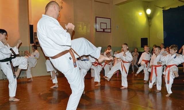 Najmłodsi uczą się podstaw karate poprze zabawę. Dlatego podczas treningu tak  ważne są ćwiczenie ogólnorozwojowe
