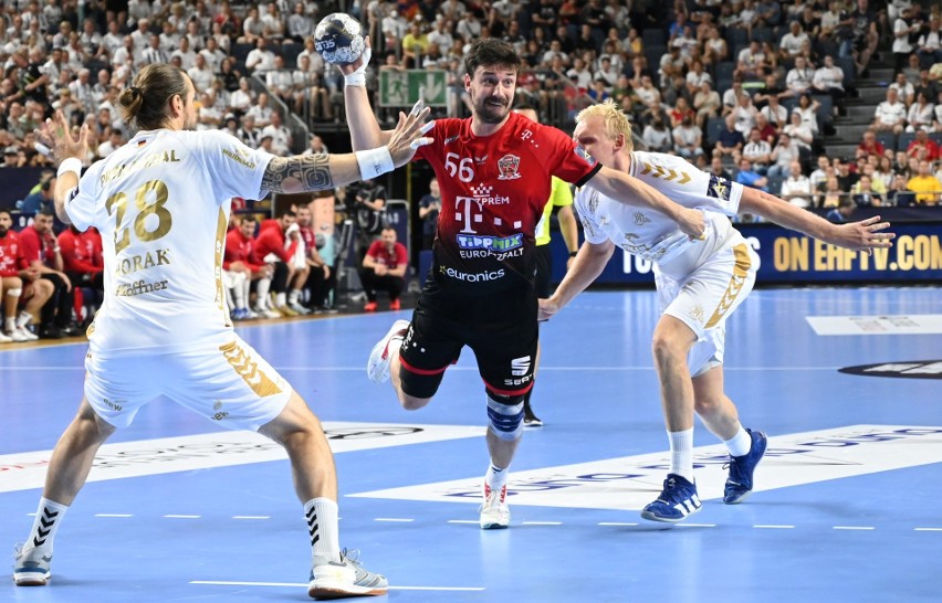 THW Kiel (białe stroje) zdobyło brązowy medal Ligi Mistrzów...