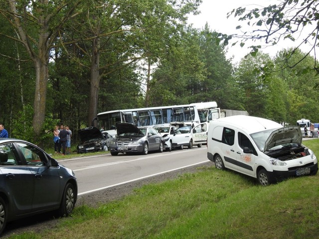 Wypadek pod Wasilkowem. Łącznie w karambolu brały udział 24 osoby.