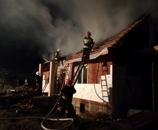 W nocy z wtorku na środę spłonął budynek mieszkalny w miejscowości Sobole gm. Wieliczki. Informacje o pożarze oleccy strażacy otrzymali tuż po północy. W momencie dojazdu na miejsce zdarzenia, pożarem objęty był już cały budynek.