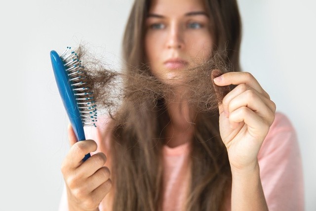Możesz być nieświadoma, że rzeczy które robisz przy myciu, czy suszeniu włosów przyczyniają się do tego, że stają się one kruche, łamliwe. Jeśli na Twojej szczotce do czesania pojawiły się kępki włosów, prawdopodobnie popełniasz błędy przy ich pielęgnacji.