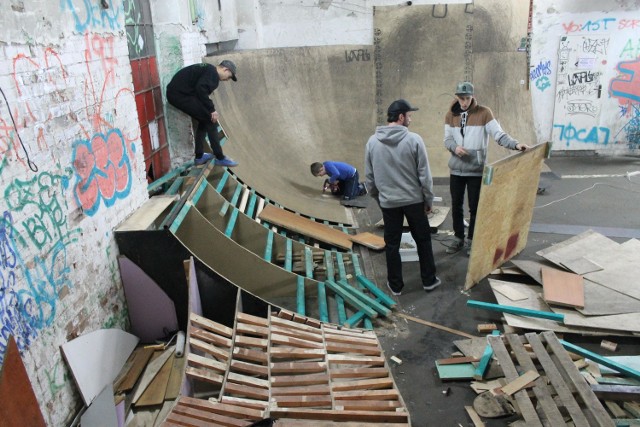 Skatepark działał w hali przy ul. Trzech Kotwic. W połowie marca skaterzy urządzili pożegnalne zawody, a teraz demontują rampy i skocznie.