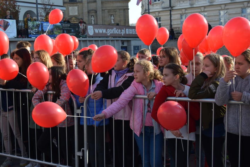 W Gorlicach jest dzisiaj biało-czerwono. Na płycie rynku powstała żywa flaga. Przyszły setki uczniów z biało-czerwonymi balonikami