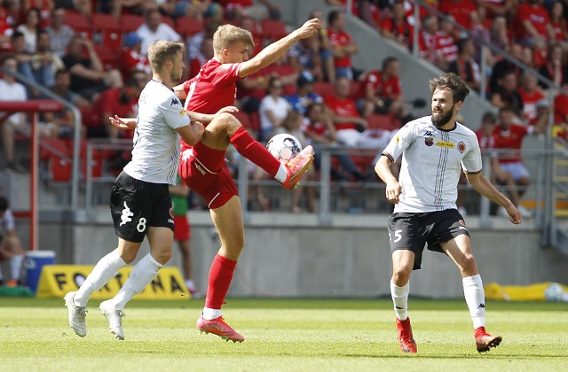 Strzelcy obu goli w meczu Widzewa z Chrobrym: Bartosz Guzdek i Mavroudis Bougaidis