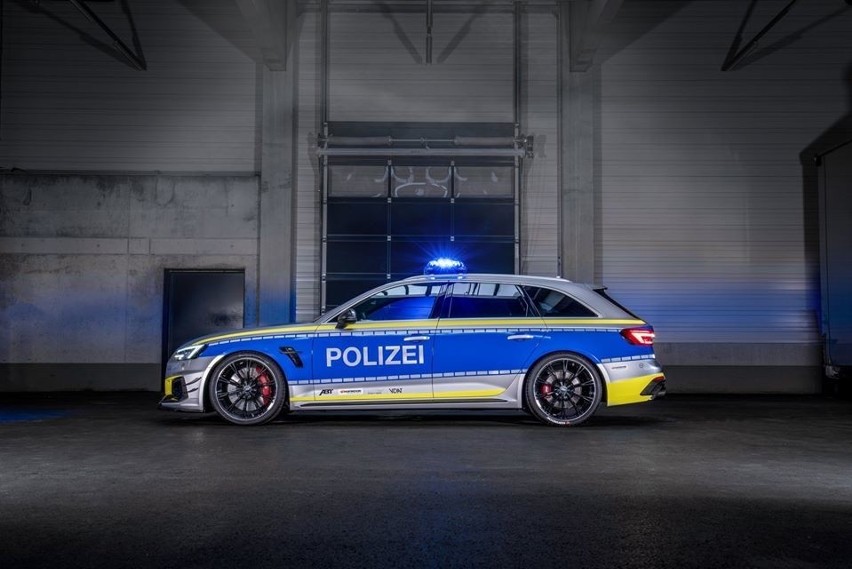 Policyjny Audi RS4 Avant by ABT jest wizualnym elementem...