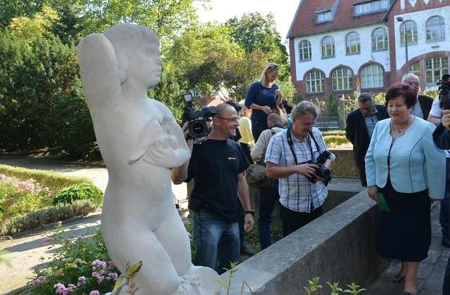 Odsłonięcie rzeźby w ogrodzie botanicznymOdsłonięcie rzeźby w ogrodzie botanicznym