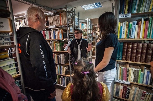 Podczas Nocy w Bibliotece czytelnicy będą mogli poznać te mniej dostępne miejsca budynku biblioteki, jak magazyn książek czy fonoteka. 