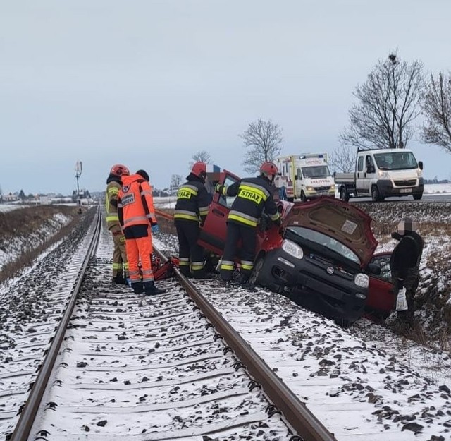 Kierowca, który 20 stycznia nie dostosował prędkości do warunków na drodze, zakończył podróż w przydrożnym rowie. Został ukarany 200-złotowym mandatem.