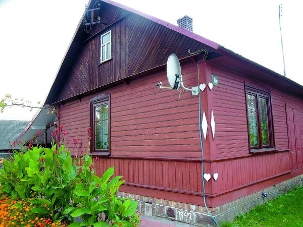 Domy w Borowskich Michałach są coraz ładniejsze, oszalowane i pomalowane. Bo wielu wraca do rodzinnej wsi. Stąd przecież blisko do Białegostoku