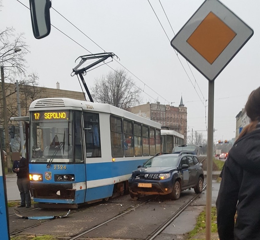 Wrocław: Wypadek tramwaju i auta osobowego w centrum