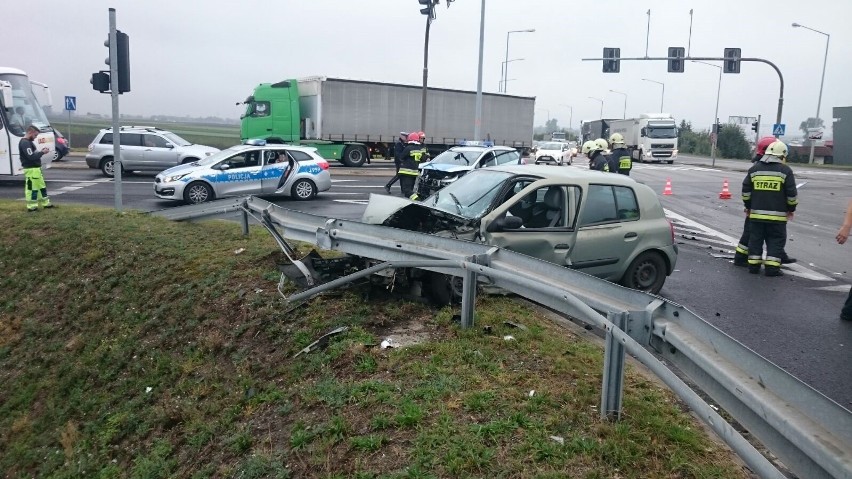 Zderzenie policyjnego radiowozu z renault na skrzyżowaniu...