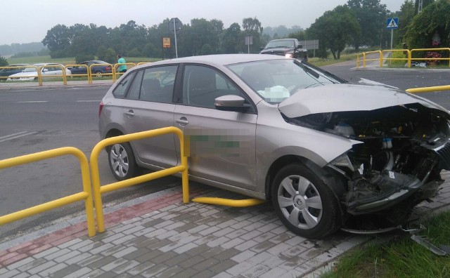 Kierujący audi A4 na skrzyżowaniu nie ustąpił pierwszeństwa skodzie rapid. Doszło do zderzenia. Na szczęście nikt nie został ranny.Do poważnie wyglądającej kolizji doszło dziś tuż przed godz. 7 w miejscowości Małki (powiat brodnicki).- Policjanci ruchu drogowego, którzy pojechali na miejsce zdarzenia ustalili, że 22-letni kierujący audi A4 wyjeżdżając z drogi podporządkowanej, nie dostosował się do znaku STOP i wymusił pierwszeństwo kierującej skodą rapid. Na szczęście w zdarzeniu nikt nie odniósł obrażeń - relacjonuje Agnieszka Łukaszewska z brodnickiej policji.Zarówno kierowca audi, jak i 42-letnia kierująca skodą byli trzeźwi. Mężczyzna został ukarany mandatem karnym za spowodowanie kolizji drogowej.INFO Z POLSKI - przegląd najciekawszych informacji ostatnich dni w kraju - 6 lipca 2017.