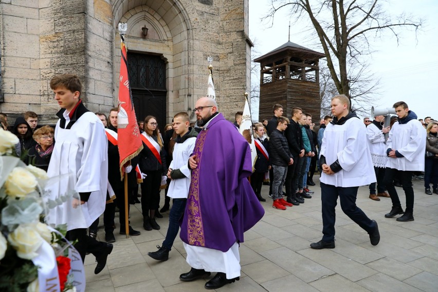 Pogrzeb Dawida Jakubowskiego, maturzysty z Końskich, reprezentanta Polski juniorów w piłce ręcznej odbył się w Żarnowie [ZDJĘCIA]