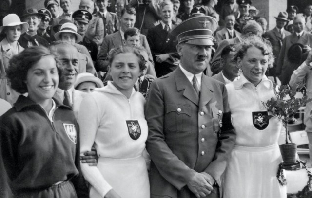 Maria Kwaśniewska-Maleszewska (od lewej) podczas igrzysk w Berlinie. Medalistkom gratulował Adolf Hitler