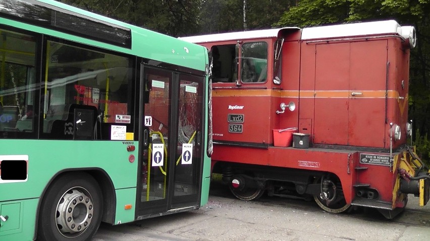 Wypadek autobusu i pociągu