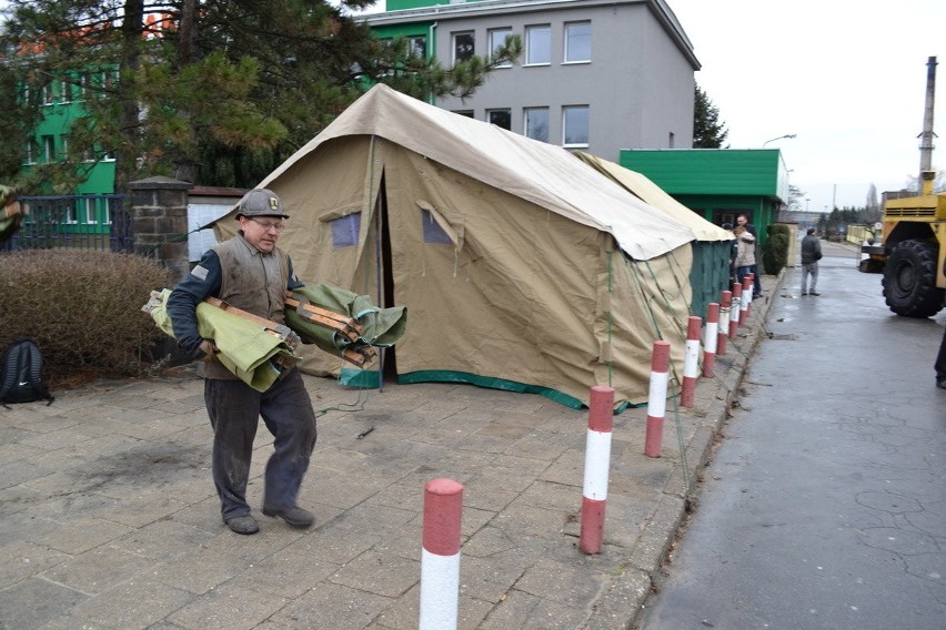 Strajk na Śląsku: miasteczko namiotowe przed kopalnią...