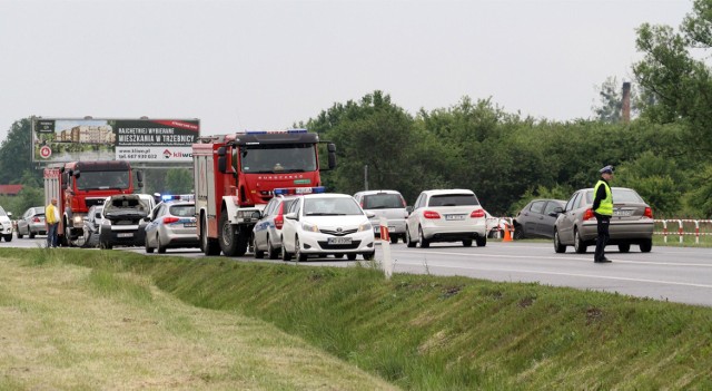 21.05.2015 wroclawgazeta wroclawskapsary droga wroclaw trzebnica zderzenie pieciu 5 samochodow jedna osoba poszkodowanajaroslaw jakubczak/polska presswypadek kolizja karambol 5 piec samochodow psary dk 5 wroclaw trzebnica najechanie na tyl