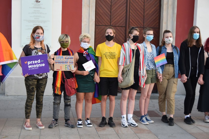 „Wyzywali nas od pedofilów, padły pogróżki, że nas zabiją”. Cichy protest LGBT+ w Lublinie i kontrdemonstracja. Zobacz