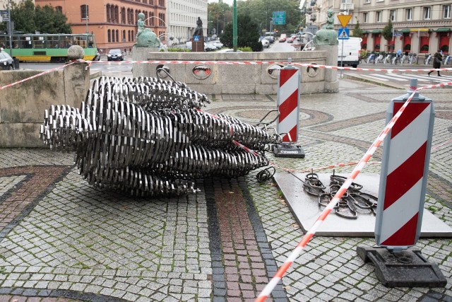 W poniedziałek przechodnie zauważyli na Al. Marcinkowskiego przewrócony pomnik Golema. Powaliła go silna wichura, która tego dnia przeszła przez Poznań.Zobacz więcej zdjęć --->