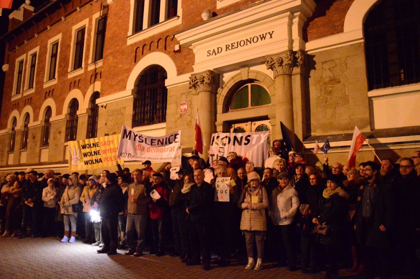 Manifestacja przed budynkiem Sądu Rejonowego w Myślenicach w obronie niezależności sędziów [ZDJĘCIA]