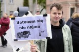 Pracownicy Urzędu Miasta Poznania domagają się podwyżek. Zorganizowali pikietę. "Betonem się nie najem" [ZDJĘCIA]