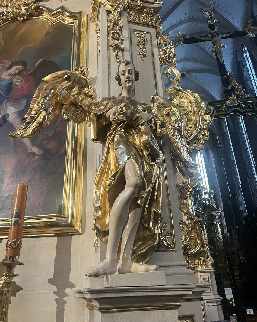 Odnowiony ołtarz św. Michała Archanioła - jedna z rzeźb
