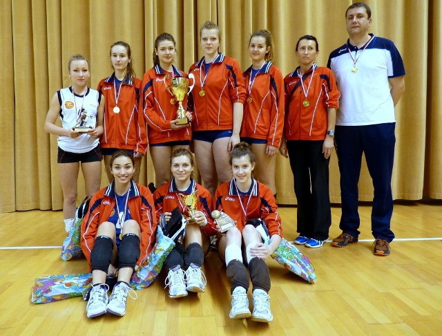 Siatkarki z Włocławka udany 2013 rok kończą triumfem w turnieju w Świeciu, za który otrzymały okazały puchar i nagrody.
