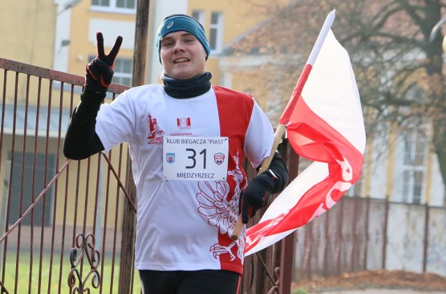 Michał Kubik biegł z biało-czerwoną flagą.