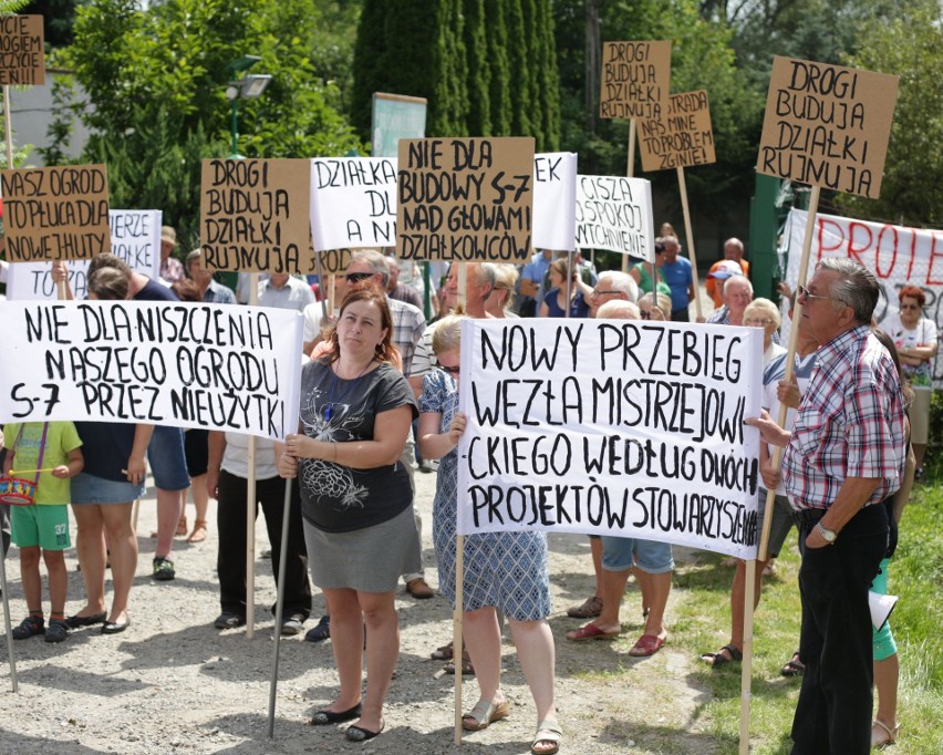 Wyszli na ulicę i bronili swoich działek. Chcą trasy S7, ale nie przez ogród  