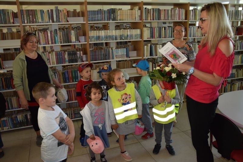 Radziejowskie przedszkolaki zaprzyjaźnione są z bibliotekarzami - z okazji ich święta przyszły złożyć im życzenia
