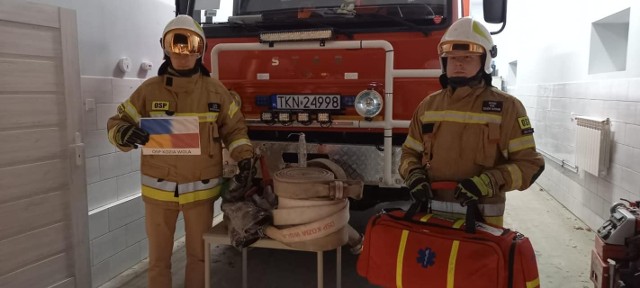 W odpowiedzi na apel Komenda Powiatowa Państwowej Straży Pożarnej w Końskich przekazujemy sprzęt dla strażaków walczących z żywiołem spowodowanym przez ataki wojsk reżimu Putina Sami niewiele mamy lecz  pomagamy. #NigdyWięcejWojny - piszą strażacy